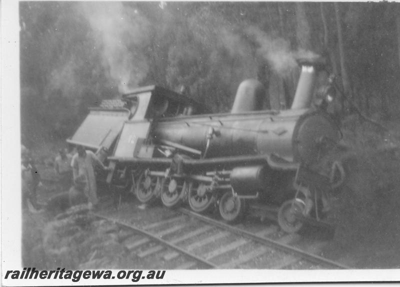 P05937
4 of 6 views of derailment of Millars loco No.72, similar view to P5934 but with workers in view
