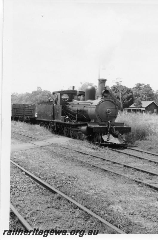 P05976
Millars loco No.71 shunting train at Yarloop, SWR line.
