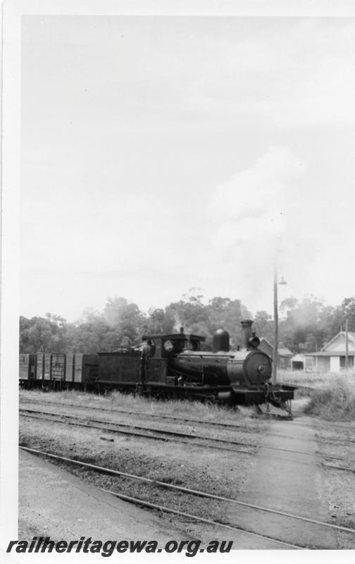 P05978
Millars loco No.71 shunting train at Yarloop, SWR line.
