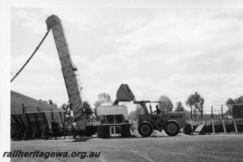 P05988
2 of 6 views of the loading of wheat at Coorow, MR line
