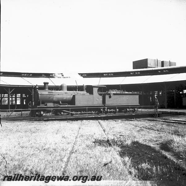 P06088
O class 90, turntable, roundhouse, loco depot, Bunbury, being turned
