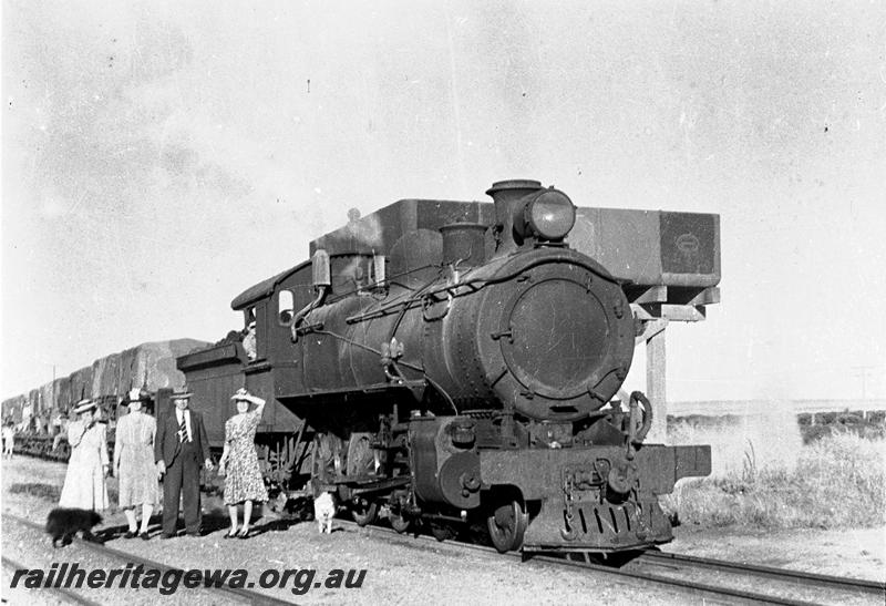 P06131
E class, water tower, Amery, GM line, goods train, group posing in front of loco
