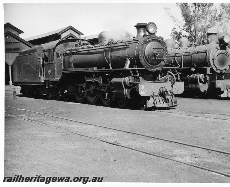 P06135
U class 657, PR class 533, East Perth Loco depot, side and front view
