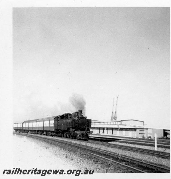 P06387
DD class 597, Fremantle, departing with suburban passenger train
