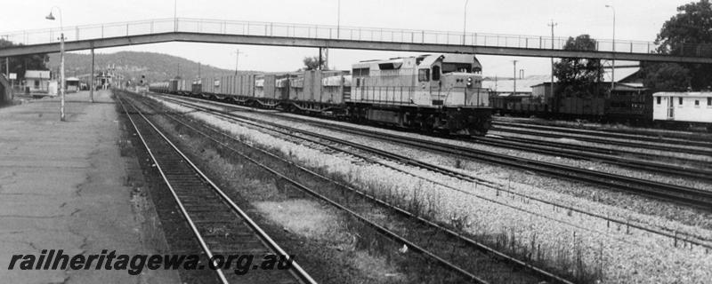 P06490
L class, footbridge, Midland Yard, freight train
