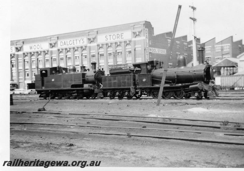 P06569
K class 190, G class 67, Fremantle Yard, side and front view, Dalgety's wool store in background

