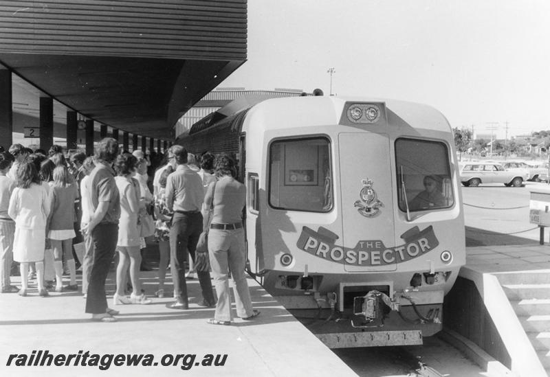 P06661
Prospector railcar set, Perth Terminal, front view with crowd on platform
