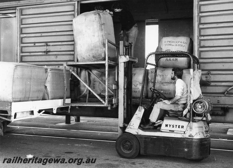 P06735
Forklift, Robbs Jetty, Unloading wool bales from wagon
