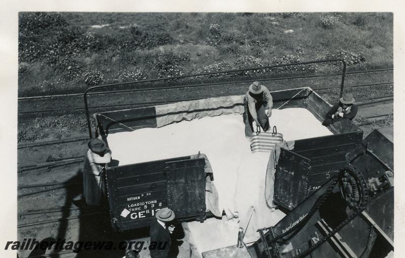P06781
GER class, grain elevator, wheat bin, Cunderdin, EGR line, Bulk superphosphate experiment (?), unloading wagon using a 