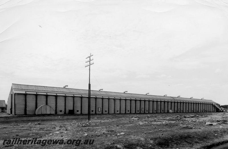 P06782
Wheat bin, Cunderdin, EGR line, trackside view
