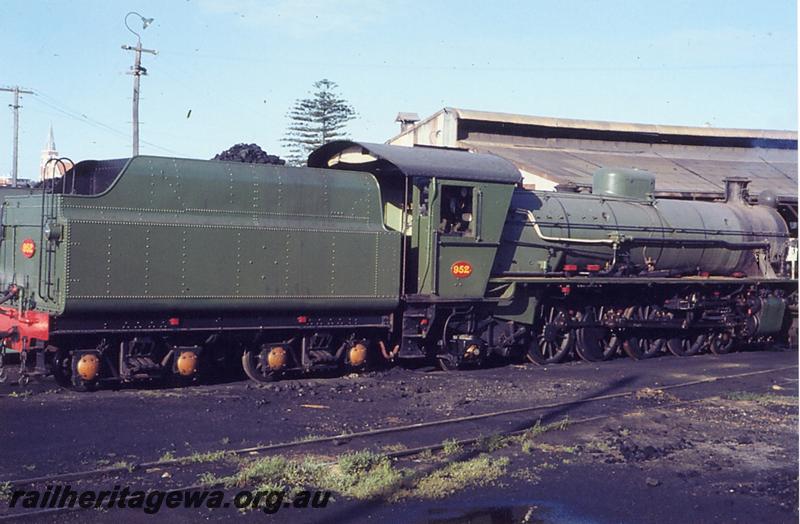 P06874
W class 952, Bunbury Loco depot, end and side view.
