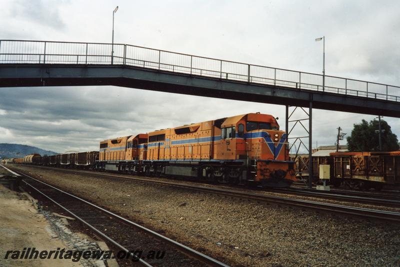 P06956
L class 266 & L class 263, footbridge, Midland, freight train
