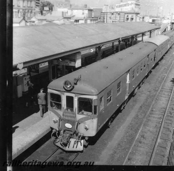 P06980
ADG/AYE/ADG class railcar set, No.6 platform, Perth Station, in green livery with red chevrons on front, elevated view looking east.
