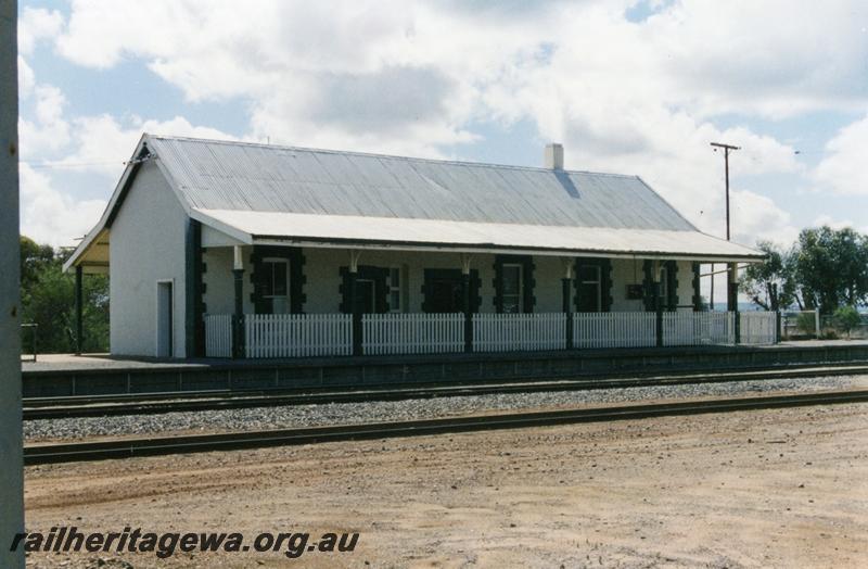 P06985
Station building, Mingenew, MR line, out of use with fence along platform edge
