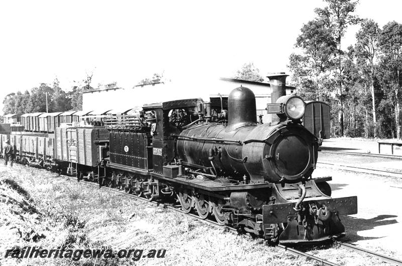 P07048
SSM loco No.2, Manjimup yard, timber train, side and front view of loco
