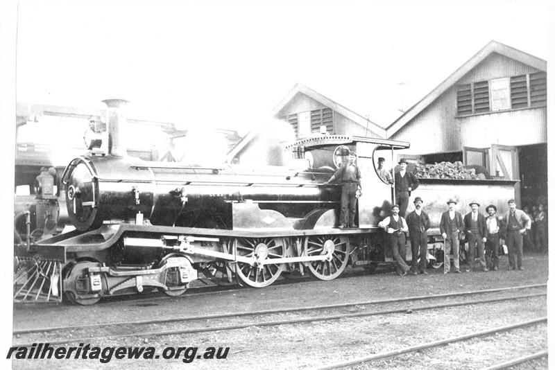 P07072
R class, loco sheds, Kalgoorlie?, front and side view, personnel posing in front of tender
