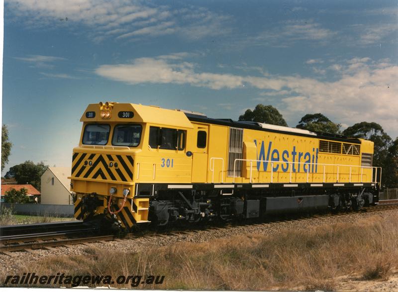 P07154
Q class 301 diesel loco, yellow livery,(reclassified Q class 4001) front and side view
