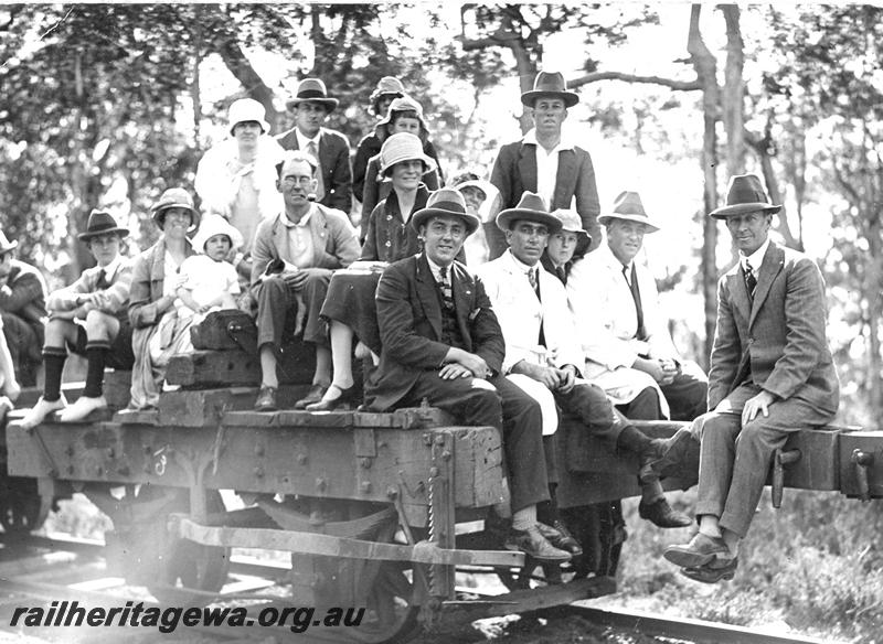 P07177
Log jinker with family groups on board, location Unknown
