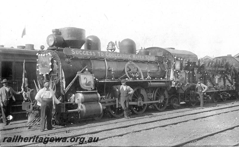 P07187
EC class, decorated for the opening of the Eastern Goldfields Water Supply Scheme, also the first EC class loco to travel to Kalgoorlie, the words