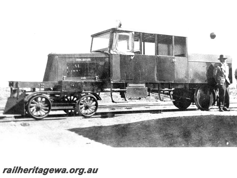 P07472
AI class 432 rail motor coach, Port Hedland, PM line, front and side view, two men standing at the rear of the vehicle.
