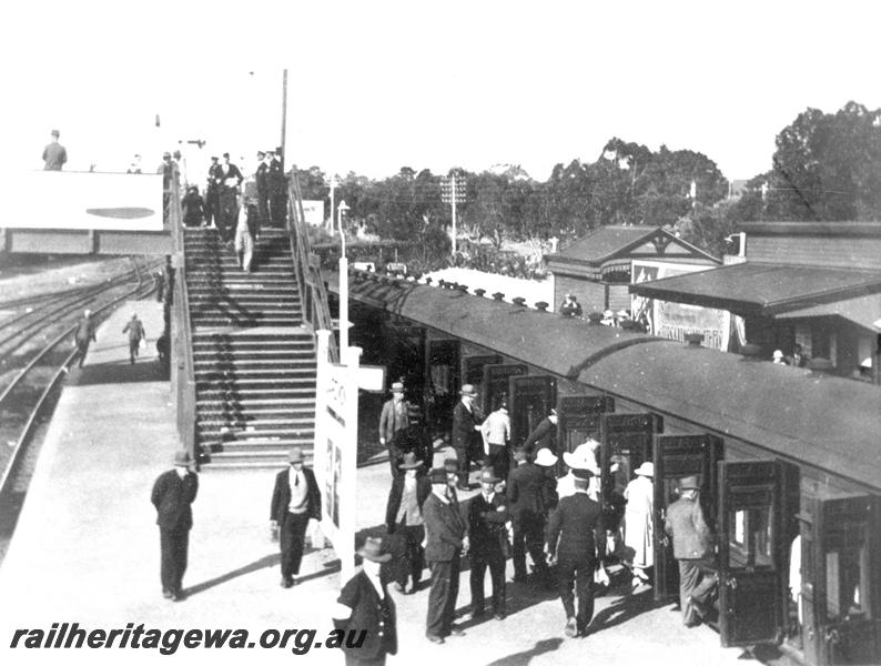 P07497
Royal Show crowds boarding train at Claremont Station
