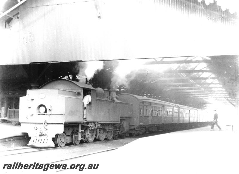 P07498
DM class 585, Fremantle Station, suburban passenger train
