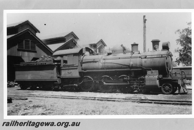 P07572
E class 302, East Perth Loco depot, side and front view
