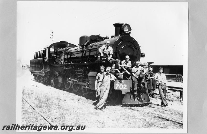 P07577
PM class 702 with workers on the headstock, black livery, side and front view.
