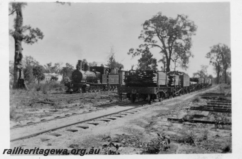 P08288
Millars loco no.70, loaded timber wagons, Yarloop timber yard arrival siding looking west
