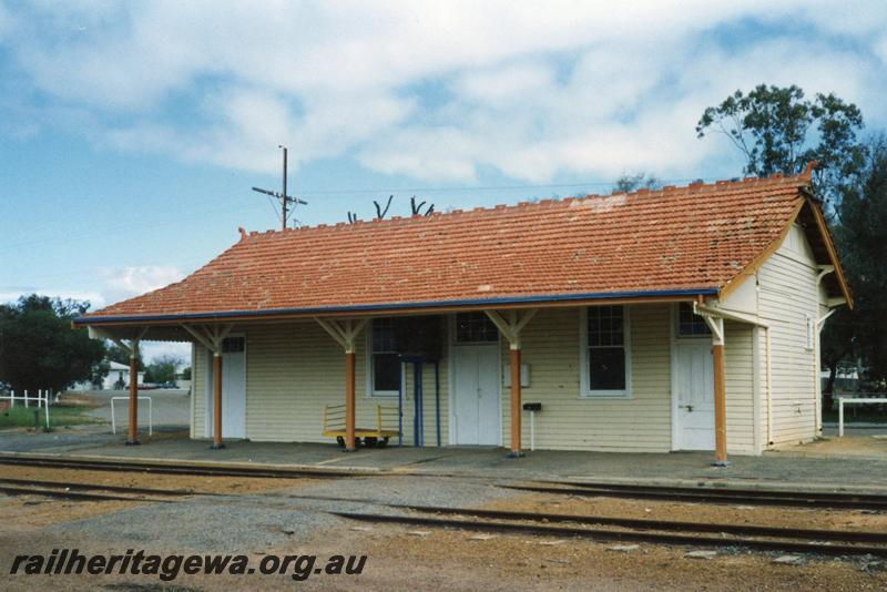 P08459
Dalwallinu, station building, view from rail side, EM line.
