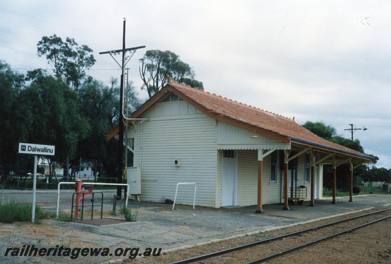 P08460
Dalwallinu, station building, view from rail side, EM line. Station scales, Westrail nameboard.
