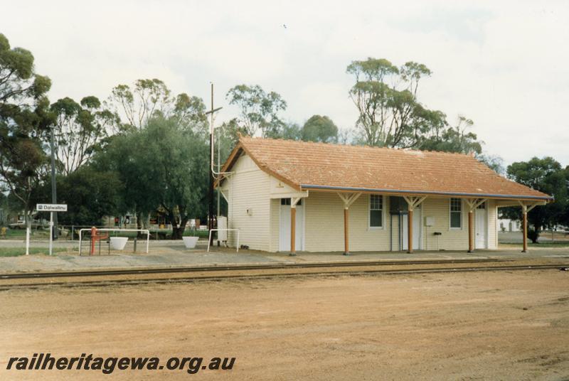 P08461
Dalwallinu, station building, view from rail side, EM line. Station scales, Westrail nameboard.
