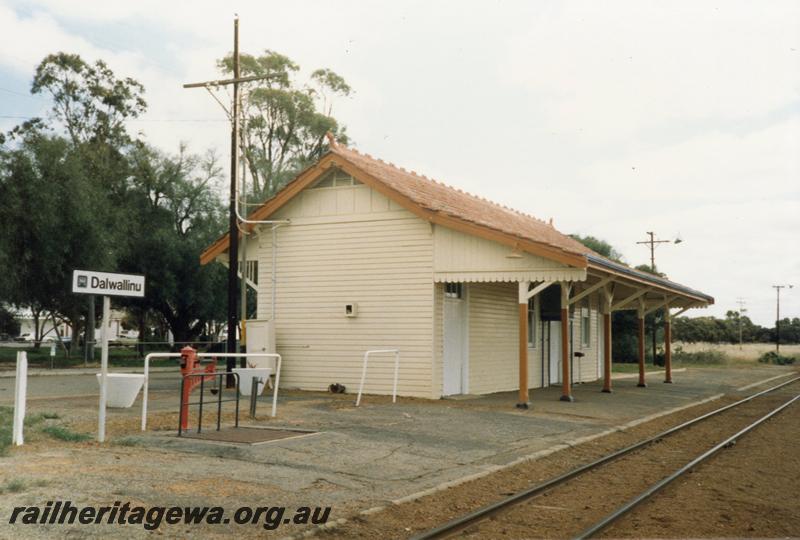 P08462
Dalwallinu, station building, view from rail side, EM line. Station scales, Westrail nameboard.
