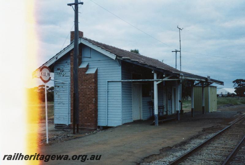 P08559
Kulin, station building, nameboard, view along platform, NKM line.
