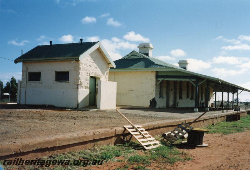 P08596
Cue, station building, platform, toilet block, view from rail side, NR line.
