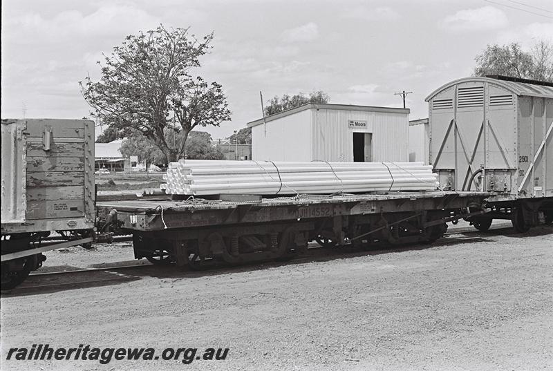 P09221
QJH class 14552 bogie flat wagon with a load of pipes, Moora, MR line end and side view.
