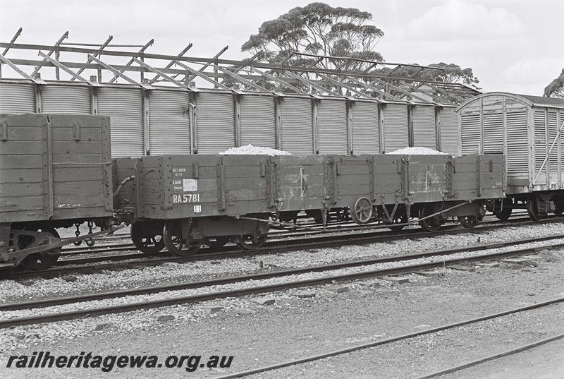 P09225
RA class 5781 bogie open wagon, Moora, MR line, end and side view
