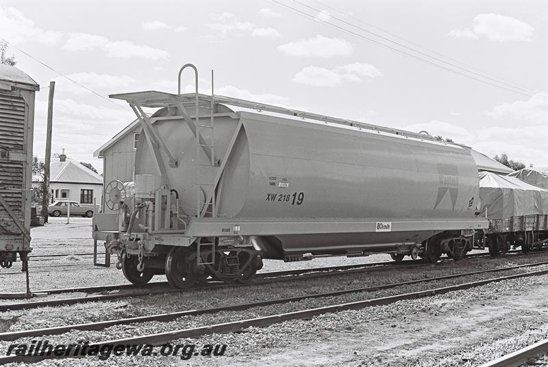 P09290
XW class 21819 grain hopper, end and side view

