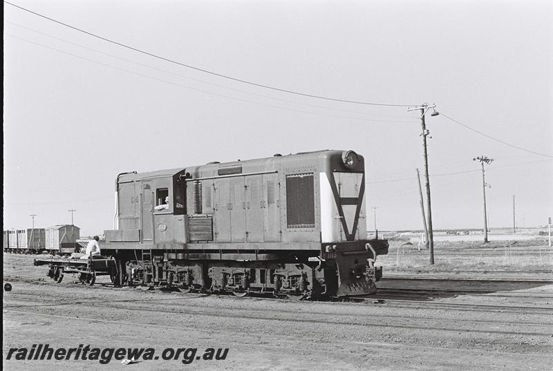 P09298
Y class 1113 with shunters float, Bunbury yard, side and end view
