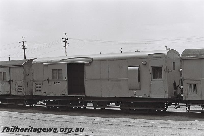 P09303
Z class 576 brakevan, side and end view
