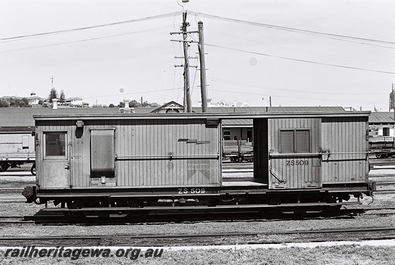 P09317
ZS class 509 brakevan with lowered roof for bauxite trains, end and side view
