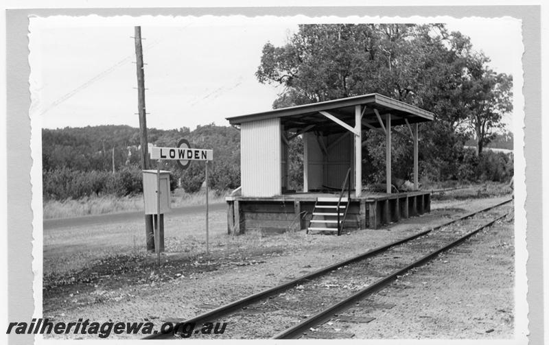 P09376
Loading platform with shelter, nameboard, pole mounted telephone box, Lowden, DK line.
