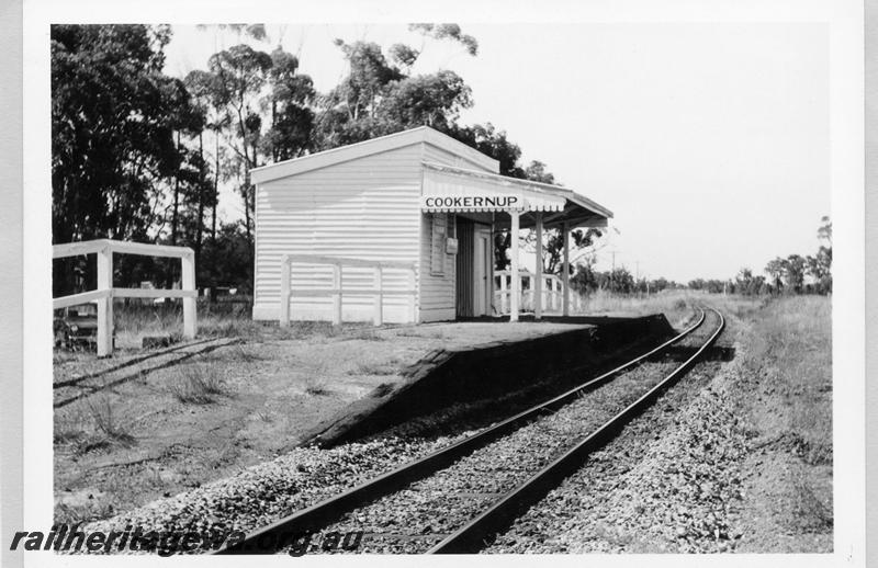 P09400
Cookernup, station building, platform, view from rail side looking north. SWR line.
