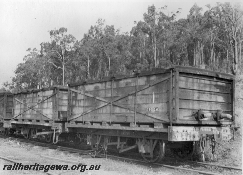 P10235
Millars wooden bodied water tank wagons, Mornington Mills, side and end view

