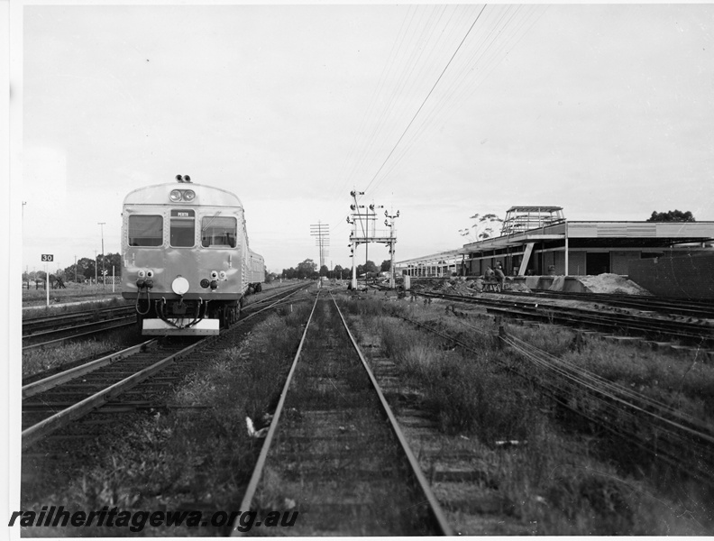 P10729
An ADK/ADB 4 car suburban set departing the former Midland station and passing works in progress at the now current Midland Terminal.
