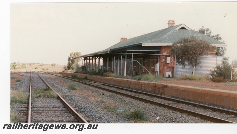 P16302
The former railway station at Menzies on the Kalgoorlie - Leonora railway. The railway gauge pictured is standard gauge. KL line

