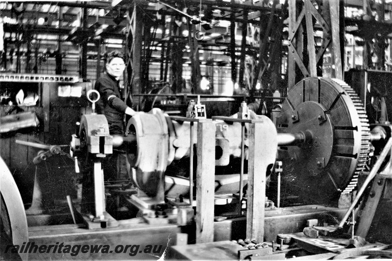 P16604
Machinery, worker, Turner Shop, Midland Workshops, c between World Wars
