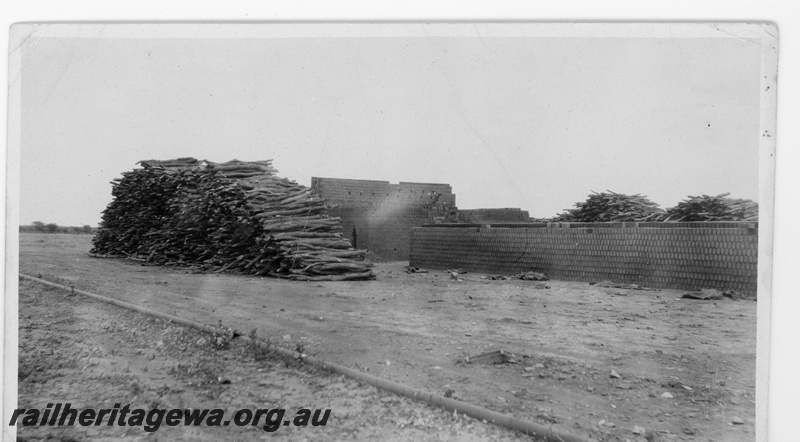 P16814
Commonwealth Railways (CR) - TAR line wood supply alongside brick kiln at Naretha. c1916

