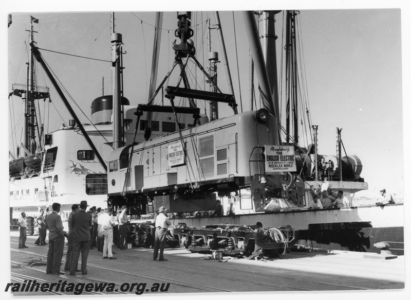 P16909
MRWA F class 40 being unloaded from vessel at Victoria Quay, Fremantle.
