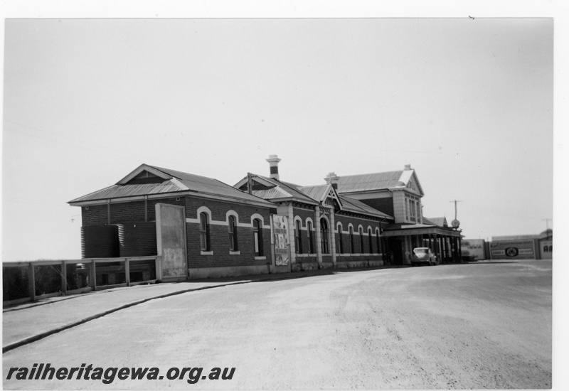 P16915
Geraldton Railway Station - street view. NR line.
